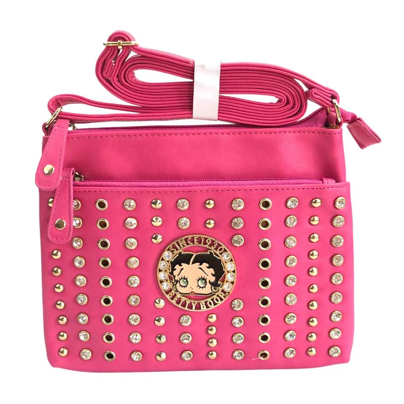 Mensajera Betty Boop de color fucsia, placa circular con imagen de Betty Boop en el centro, piedras decorativas de color dorado y piedras en cristal cortado y pulidas decorativas, Primer cierre de color fucsia oscuro y detalles dorados en la parte de enfrente, y un cierre principal en color fucsia oscuro y detalles dorados en la parte superior, asa ajustable del material cuero ecológico, el mismo del resto de la mensajera.