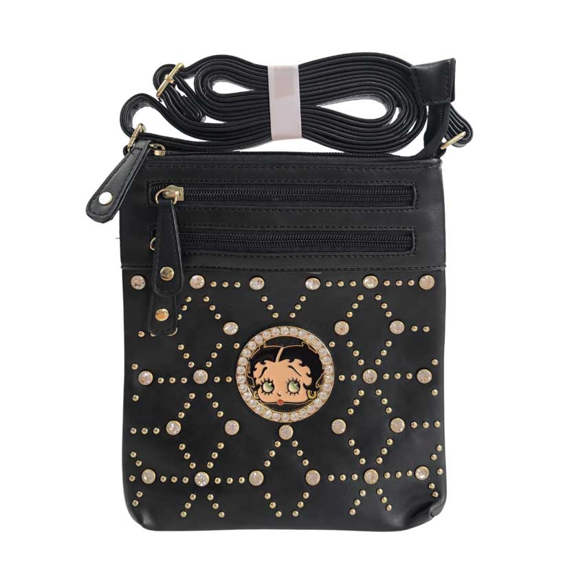 Mensajera Betty Boop de color negro, placa circular con imagen de Betty Boop en el centro, piedras decorativas de color dorado y piedras en cristal cortado y pulidas decorativas, dos primeros cierres de color negro y detalles dorados en la parte de enfrente, y un cierre principal en color negro y detalles dorados en la parte superior, asa ajustable del material cuero ecológico, el mismo del resto de la mensajera.