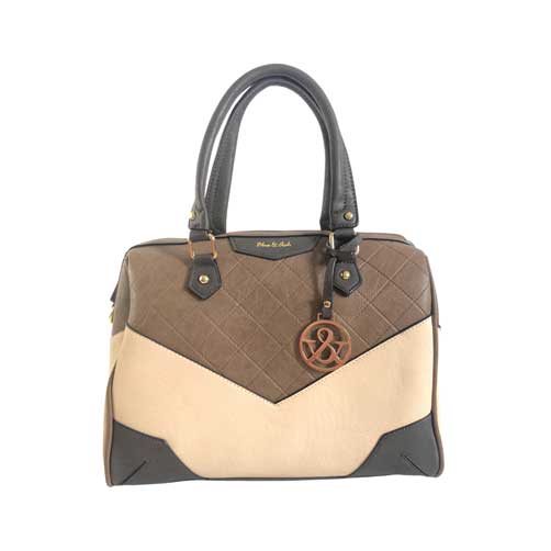 Bolso para dama HNA de color café, nude y negro, material piel vegana, en la parte de enfrente viene con figura de triangulo y textura en su costura en forma de diamantes, broche colgante decorativo metálico en color dorado con el logo de la marca, asa estática en la parte superior de color negro, asa ajustable de color negro para ajustar en manos libres, detalles metálicos en color dorado