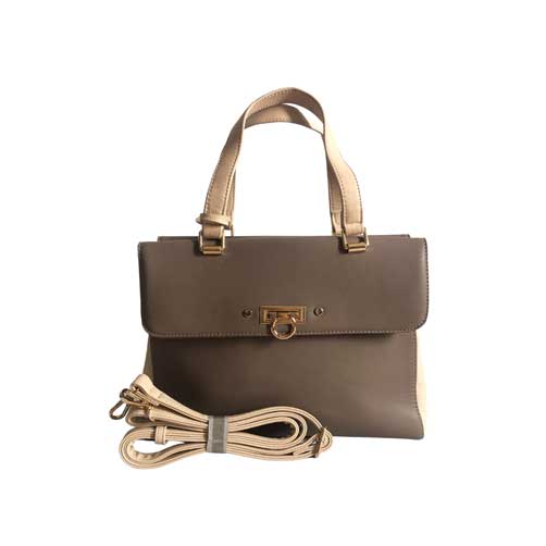 Bolso HNA de color Café, material piel vegana, broche en el centro para cerrar el bolso en material metálico y de color dorado, asa estática en la parte superior de color nude para ser tomado con la mano, asa ajustable de color nude para ajustar en manos libres, detalles metálicos en color dorado