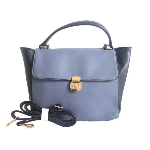 Bolso HNA de color Azul claro, material piel vegana, en sus partes extremas viene en color azul más oscuro, broche en el centro para cerrar el bolso en material metálico y de color dorado, asa estática en la parte superior de color azul oscuro para ser tomado con la mano, asa ajustable de color azul oscuro para ajustar en manos libres, detalles metálicos en color dorado