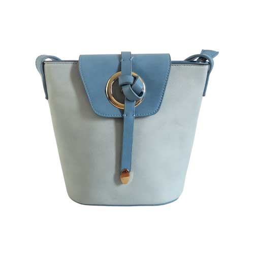 Bolso para dama HNA color azul claro y azul oscuro, material piel vegana, asa estática y ajustable en la parte superior de color azul oscuro para usarse en manos libres, en la parte del medio viene con un broche metálico en color dorado y en forma circular para cerrar y abrir el bolso, detalles metálicos en color dorado.