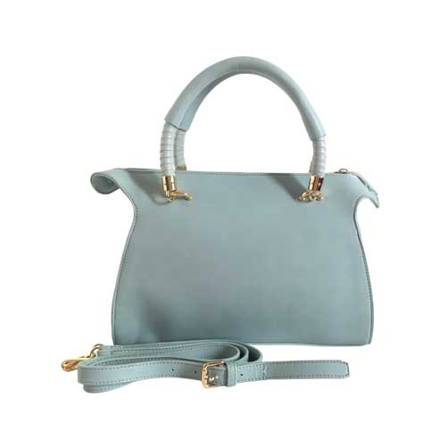 Bolso para dama HNA color azul cielo, material piel vegana, textura completamente lisa, asa estática en la parte superior de color Azul cielo claro y azul cielo oscuro, asa ajustable de color azul cielo para usar en manos libres, detalles metálicos en color dorado