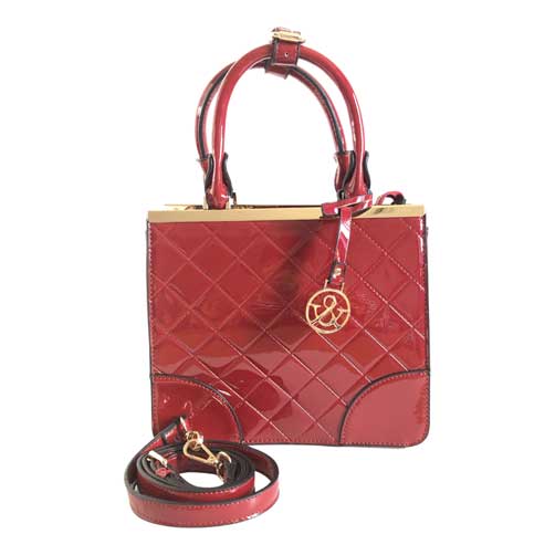 Bolso para dama HNA en color rojo, viene con una textura en forma de diamantes, material charol, cuenta con broche colgante metálico en color dorado con el logo de la marca en la parte de enfrente, asa ajustable de color del bolso para usar en manos libres, asa estática de color del bolso en la parte superior para tomar con la mano.
