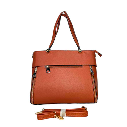 Bolsa para dama de color Marrón, material piel vegana, cierre en la parte superior cerrar la bolsa en material metálico y de color dorado, asa estática en la parte superior de color marrón para ser tomado con la mano, asa ajustable de color marrón para ajustarse en manos libres, detalles metálicos en color dorado.