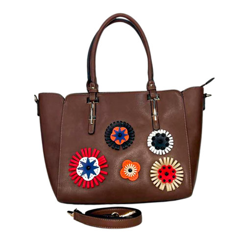 Bolsa para dama en color café caramelo, material piel vegana, con estampado de flores, cierre en la parte superior cerrar la bolsa en material metálico y de color dorado, asa estática en la parte superior de color café caramelo para ser tomado con la mano, asa ajustable de color café caramelo para ser ajustado en manos libres, detalles metálicos en color dorado.