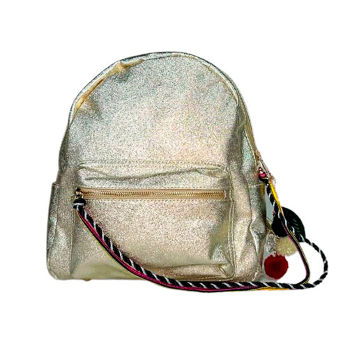 Mochila para dama de color dorado, material piel vegana, cierre en la parte superior cerrar la bolsa en material metálico y de color dorado, correas pectorales en color dorado para ser ajustado en los hombros, detalles metálicos en color dorado.
