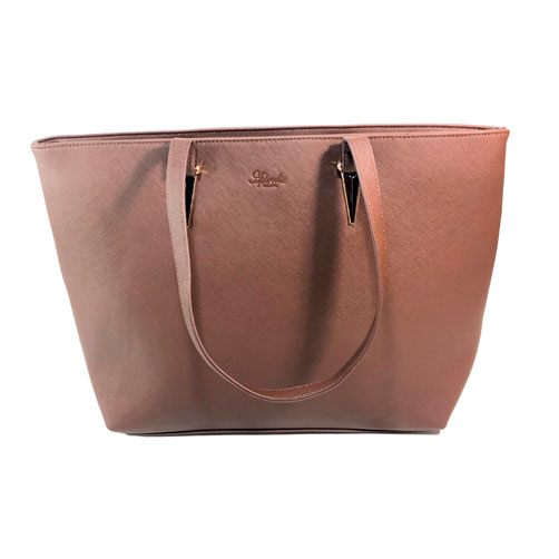 Bolsa Verchelli de color Café sepia, material piel vegana, en sus partes extremas viene en el mismo color, cremallera en la parte superior para cerrar la bolsa en material metálico y de color café, asa de color café sepia para llevar a la mano, detalles metálicos en color dorado debajo del asa.