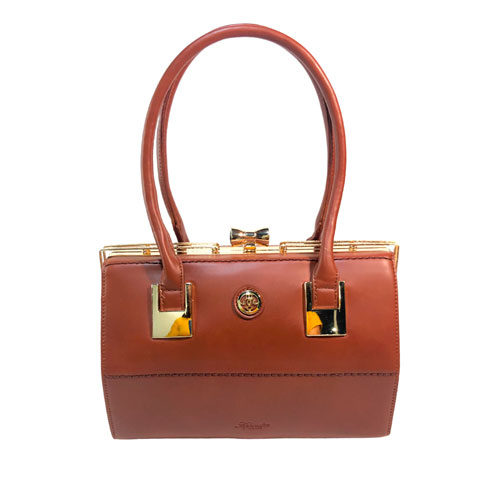 Bolsa tipo baúl Verchelli de color Café caramelo, material piel vegana, en sus partes extremas viene en el mismo color, broche en la parte superior para cerrar la bolsa en material metálico y de color dorado, asa estática de color café caramelo para llevar a la mano, detalles metálicos en color dorado.