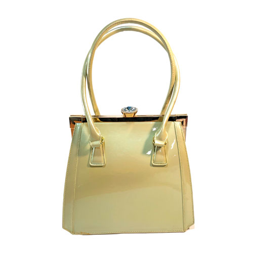 Bolsa Verchelli de color Amarillo claro, material charol, en sus partes extremas viene en el mismo color, broche en la parte superior para cerrar la bolsa en material metálico y de color dorado, asa estática de color amarillo claro en la parte superior para llevar a la mano, detalles metálicos en color dorado y un diamante decorativo incrustado en la parte superior.