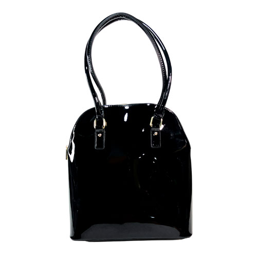 Bolsa Verchelli de color Negro, material charol, en sus partes extremas viene en el mismo color, cremallera en la parte superior para cerrar la bolsa en material metálico y de color dorado, asa estática de color negro para tomar con la mano, detalles metálicos en color dorado.