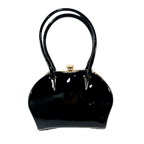 Bolsa Verchelli de color Negro, material charol, en sus partes extremas viene en el mismo color, broche en la parte superior para cerrar la bolsa en material metálico y de color dorado, asa estática en la parte superior de color negro para llevar a la mano, detalles metálicos en color dorado y pequeñas tiras de piel.