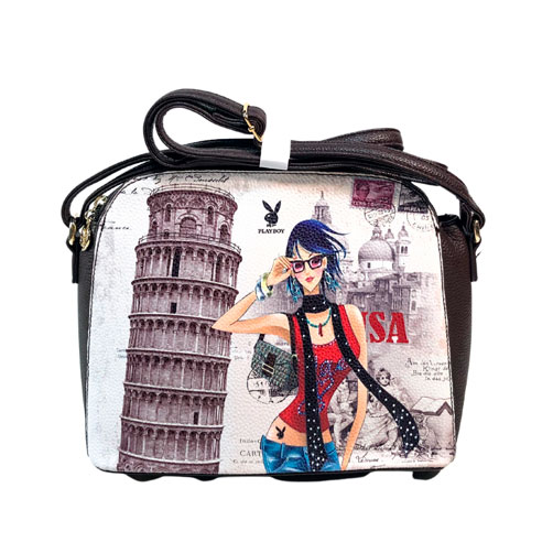 Bolsa Verchelli de color Café, material piel sintética, en sus partes extremas viene en el mismo color, cremallera en la parte superior para cerrar la bolsa en material metálico y de color café, asa ajustable de color café para ajustar en manos libres, detalles metálicos en color dorado y dibujo en el diseño de la bolsa.