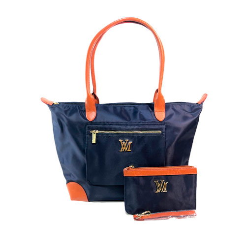 Bolsa Verchelli de color Marrón y azul noche, material textil y piel vegana, en sus partes extremas viene de color marrón, cremallera en la parte superior para cerrar la bolsa en material metálico y de color azul oscuro, asa estática de color marrón en la parte superior para llevar a la mano, detalles metálicos en color dorado, además de que cuenta con una bolsa extra, tipo cosmetiquera del mismo color.