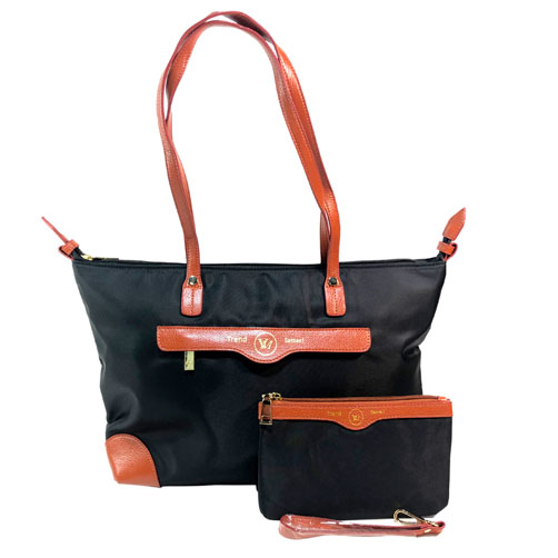 Bolsa Verchelli de color Negro y marrón, material textil y piel vegana, en sus partes extremas viene de color marrón, cremallera en la parte superior para cerrar la bolsa en material metálico y de color negro, asa estática de color negro en la parte superior para llevar a la mano, detalles metálicos en color dorado, además de que cuenta con una bolsa tipo cosmetiquera del mismo color y con un asa ajustable de color marrón para llevarla en la muñeca.