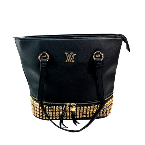 Bolsa Verchelli de color Negro, material piel vegana, en sus partes extremas viene en el mismo color, cremallera en la parte superior e inferior para cerrar la bolsa en material metálico y de color dorado, asa estática de color negro en la parte superior para llevar a la mano, detalles metálicos en color dorado en la parte inferior.