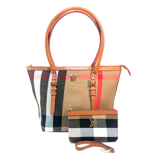 Bolsa Verchelli cuadriculada con tonos negros, blancos, grises, café arena y rojo, material textil, en sus partes extremas viene en color marrón, cremallera en la parte superior para cerrar la bolsa en material metálico y de color dorado, asa estática de color marrón en la parte superior de la bolsa para llevar a la mano, detalles metálicos en color dorado.