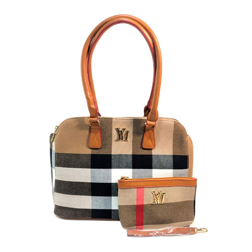 Bolsa Verchelli cuadriculada con color café arena, negro, gris y blanco, material textil, en sus partes extremas viene en color marrón, cremallera en la parte superior para cerrar la bolsa en material metálico y de color café arena, asa estática de color marrón en la parte superior para llevar a la mano, detalles metálicos en color dorado, viene con una bolsa tipo cosmetiquera con asa ajustable color marrón para ajustarse en la muñeca.
