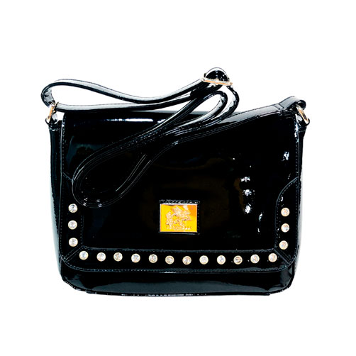 Bolsa Verchelli de color Negro, material charol, en sus partes extremas viene en el mismo color, cremallera en la parte superior para cerrar la bolsa en material metálico y de color negro, asa ajustable de color negro para ajustar en manos libres, detalles metálicos en color dorado e incrustaciones de diamantes decorativos.