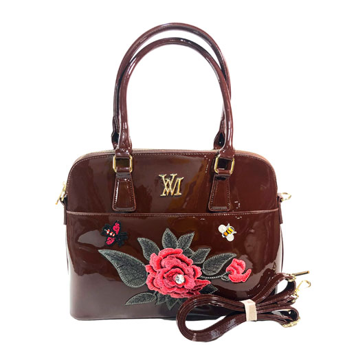 Bolsa Verchelli de color Café, material charol, en sus partes extremas viene en el mismo color, cremallera en la parte superior para cerrar la bolsa en material metálico y de color dorado, asa estática de color café en la parte superior para llevar de la mano, asa ajustable de color café para ajustar en manos libres, detalles metálicos en color dorado y costura de rosa en su parte frontal.