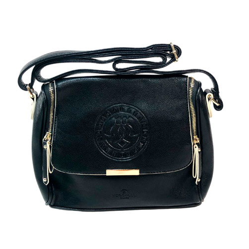 Mensajera Verchelli de color negro, material piel vegana, en sus partes extremas viene en el mismo color, cremallera en la parte superior para cerrar la bolsa en material metálico y de color dorado, asa ajustable de color negro obsidiana para ajustar en manos libres, detalles metálicos en color dorado.