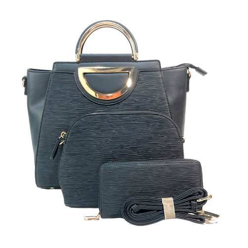 Bolsa de la marca Vieta, materiales piel vegana, diseño rayado horizontal con detalles en negro liso por la parte frontal, cuenta con un diseño de color liso en negro a sus extremos, cuenta con asa estática en la parte superior en material metálico forrada con un color negro para poder usarse de mano, cuenta con asa ajustable para poder usarse en manos libres, cuenta con detalles decorativos en material metálico color dorado, conjunto de 3 piezas