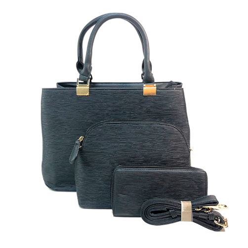 Bolsa de la marca Vieta, material piel vegana, diseño rayado horizontal color negro por la parte frontal, cuenta con asa estática para poder sujetarse con la mano, cuenta con asa ajustable para poder ponerse manos libres, cuenta con detalles decorativos de material metálico en color dorado. cuenta con 2 piezas mas adicionales con el mismo diseño