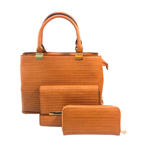 Bolsa de la marca Vieta, fabricada en piel vegana, diseño de rayas horizontal en color café, cuenta con asa estática en la parte superior para usarse con la mano, cuenta con asa ajustable para poder usarse de manera manos libres, cuenta con detalles decorativos de material metálico en color dorado, Juego de 3 piezas