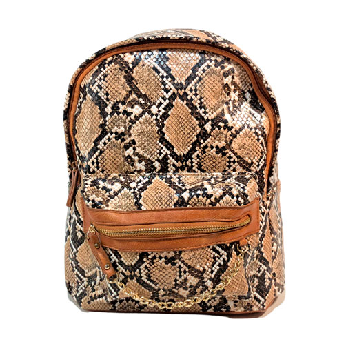 Mochila para dama de la marca Vieta, fabricada en piel vegana, diseño animal print imitación de piel de serpiente con detalles en color café por la parte frontal, cuenta con compartimiento extra en la parte frontal, cuenta con cierres de material metálico en color café