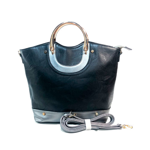 Bolsa de la marca Vieta, fabricada en piel vegana, cuenta con un diseño de imitación de piel en color negro con detalles en tonos plateados, cuenta con asa estática en la parte superior de material metálico en color dorado para ser tomada con la mano, cuenta con asa ajustable en color gris para poder ser usada de manera manos libres