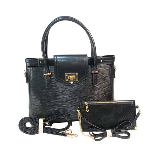 Bolsa para dama de la marca Vieta, fabricada en piel vegana, diseño de rayas negras por la parte frontal junto con unos detalles en negro liso, cuenta con asa estática para poder usarse de mano, cuenta con asa ajustable para poder usarse en manos libres, cuenta con un broche de material metálico en color dorado para poder acceder a la parte interior, juego de 2 piezas