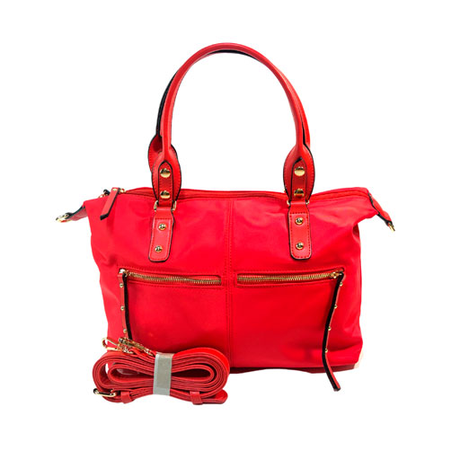 Bolsa de la marca Vieta, material piel vegana, diseño de color liso en color rojo, cuenta con asa estática en la parte superior de color rojo para poder usarse de mano, cuenta con asa ajustable en color rojo para poder usarse de manera manos libres, cuenta con dos compartimientos con cierre en la parte frontal de material metálico en color dorado, cuenta con cierre en material metálico al superior de la bolsa para acceder al interior, cuenta con detalles decorativos en material metálico en color dorado