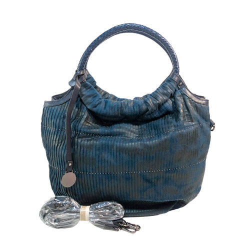 Bolsa de la marca Vieta, materiales piel vegana, Cuenta con un diseño rayado en manchas de color negro con el fondo azul, cuenta con asas estática con diseño escamado azul para poder usarse de mano, cuenta con asas ajustables de color azul para poder usarse en manos libres, cuenta con pequeños detalles decorativos en material metálico color plata.