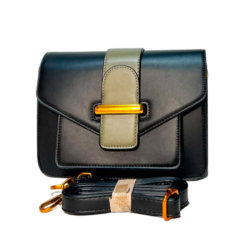 Bolsa para dama en color negro, material piel vegana, en sus partes extremas viene con dos agarraderas para colocar las correas, asa ajustable en color negro para ajustarse en manos libres, viene con detalles decorativos de material metálico en color dorado.