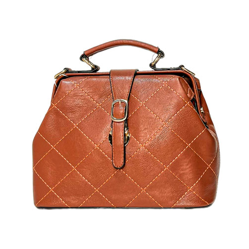 Bolsa para dama en color marrón, material piel vegana, en sus partes extremas viene en color marrón, asa estática de color marrón en la parte superior de la bolsa para llevar a la mano, viene con detalles decorativos de material metálico en color dorado.