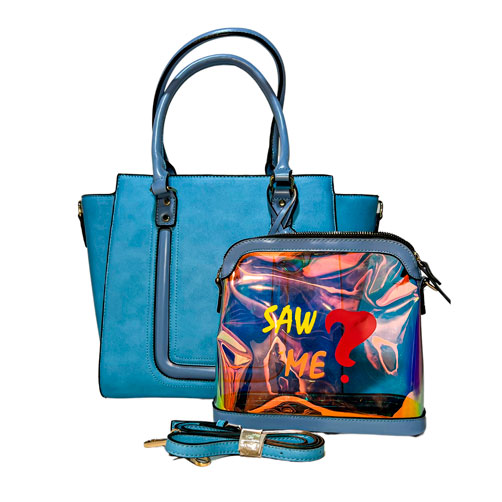 Bolsa para dama en color Azul zafiro, material piel vegana, en sus partes extremas viene con dos agarraderas para colocar las correas, asa estática de color azul zafiro en la parte superior de la bolsa para llevar a la mano, asa ajustable en color azul zafiro para ajustarse en manos libres, viene con detalles decorativos de material metálico en color dorado, cuenta con una bolsa extra tipo mensajera, material charol tipo tornasol.