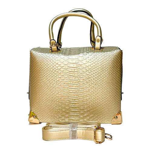 Bolsa para dama en color dorado, material piel vegana, en sus partes extremas viene con dos agarraderas para colocar las correas, asa estática de color dorado en la parte superior de la bolsa para llevar a la mano, asa ajustable para ajustarse en manos libres, viene con detalles decorativos de material metálico en color dorado, además de un relieve de cocodrilo en él diseño de la bolsa.
