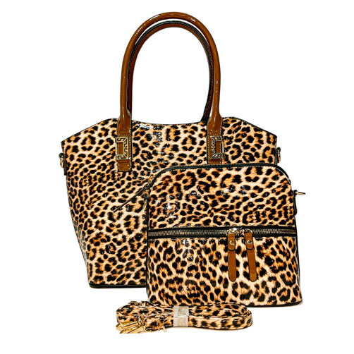 Bolsa para dama con estilo “animal print”, material piel vegana, en sus partes extremas viene con dos agarraderas para colocar las correas, asa estática de color marrón en la parte superior de la bolsa para llevar a la mano, asa ajustable para ajustarse en manos libres, viene con detalles decorativos de material metálico en color dorado, cuenta con una bolsa extra, tipo mensajera.