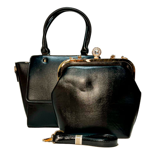 Bolsa para dama en color negro, material piel vegana, en sus partes extremas viene con dos agarraderas para colocar las correas, asa estática de color negro en la parte superior de la bolsa para llevar a la mano, asa ajustable para ajustarse en manos libres, viene con detalles decorativos de material metálico en color dorado, cuenta con una bolsa extra, tipo mensajera, con una incrustación de un diamante decorativo en la parte superior.