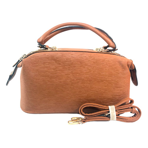 Bolsa para dama de la marca Vieta, fabricada de piel vegana, cuenta con diseño de color café liso, cuenta con asa estática en la parte superior para ser tomada con la mano, cuenta con asa ajustable para poder ser usada en manos libres, cuenta con detalles decorativos en material metálico en color dorado, cuenta con cierre en la parte superior de material metálico