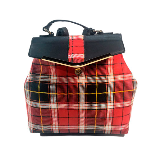 Mochila para dama de la marca Vieta cuadriculada de color rojo, material piel vegana, en la parte frontal viene un diseño estilo “cuadriculado”, Cierre en la parte superior de la bolsa en material metálico, asa estática en la parte superior de color negro, correas pectorales de color negro detallada con partes metálicas en color dorado para ser tomada con la mano, detalles metálicos en color dorado.