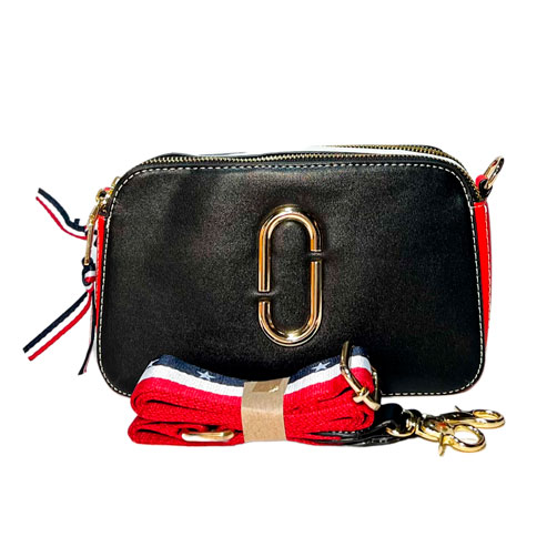 Bolsa para dama en color negro, material piel vegana, en sus partes extremas viene con dos agarraderas para colocar las correas, en color negro y en color rojo escarlata, asa ajustable tricolor (rojo, azul marino y blanco) para ajustarse en manos libres, viene con detalles decorativos de material metálico en color dorado.