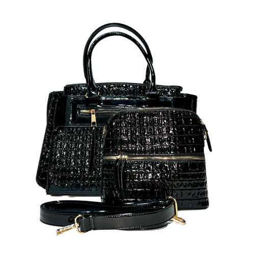 Bolsa para dama en color negro, material piel vegana, en sus partes extremas viene con dos agarraderas para colocar las correas, asa estática de color marrón en la parte superior de la bolsa para llevar a la mano, asa ajustable para ajustarse en manos libres, viene con detalles decorativos de material metálico en color dorado, cuenta con una bolsa extra, tipo mensajera, con relieve de cocodrilo en él diseño de las bolsas.