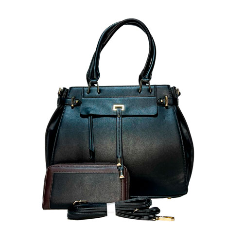 Bolsa para dama en color negro, material piel vegana, en sus partes extremas viene con dos agarraderas para colocar las correas, asa estática de color negro en la parte superior de la bolsa para llevar a la mano, asa ajustable para ajustarse en manos libres, viene con detalles decorativos de material metálico en color dorado, cuenta con una bolsa extra, tipo mensajera.