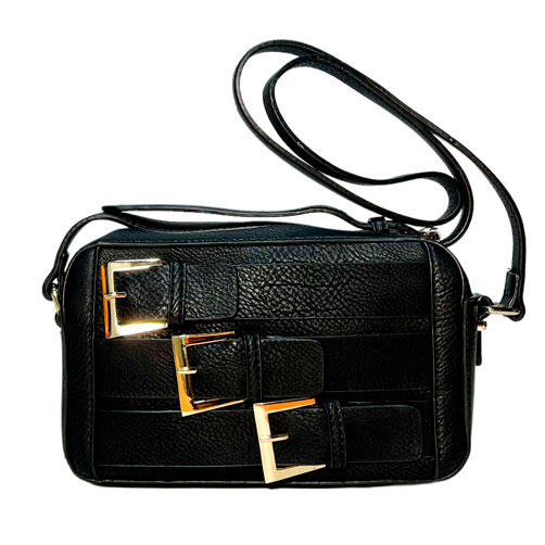 Bolsa para dama en color negro, material piel vegana, en sus partes extremas viene con dos agarraderas para colocar las correas, asa ajustable para ajustarse en manos libres, viene con detalles decorativos de material metálico en color dorado, cuenta con tres broches en la parte frontal.