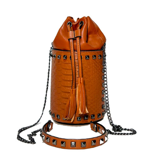 Bolsa para dama en color café, material piel vegana, en sus partes extremas viene en color café, asa ajustable de color café para ajustarse en manos libres, viene con detalles decorativos de material metálico en color plata, cuenta con relieve de cocodrilo en el diseño de la bolsa.